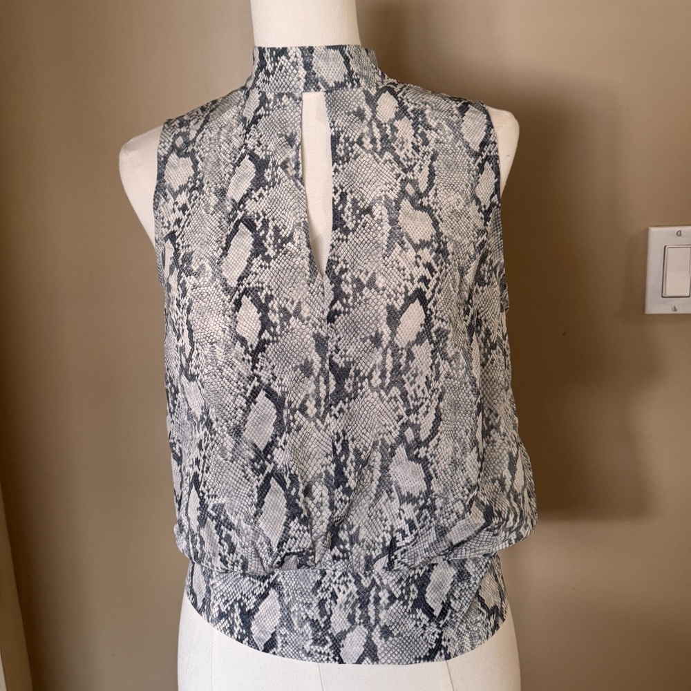 Sleeveless Mock Neck Snake Print Top - Gray/White